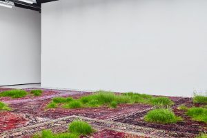 Az örök perzsaszőnyegek és a mulandóság ambivalens installációja