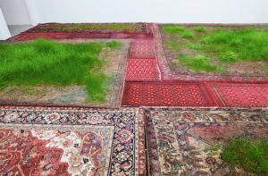 Az örök perzsaszőnyegek és a mulandóság ambivalens installációja